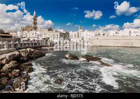 Blick auf die malerische Stadt scape in Monopoli, Region Apulien, Italien Stockfoto