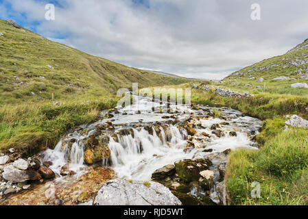 Der Caher River ist ein einzigartiger oberirischer Fluss in der karstigen Landschaft des Burren, in der Nähe von Fanore, County Clare, Irland Stockfoto