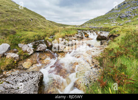 Der Caher River ist ein einzigartiger oberirischer Fluss in der karstigen Landschaft des Burren, in der Nähe von Fanore, County Clare, Irland Stockfoto