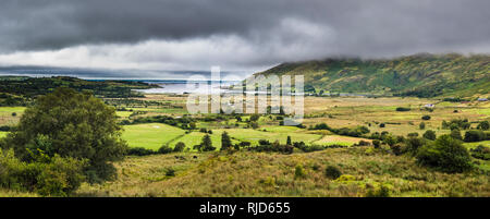 Blick auf Lough Mask, County Mayo, Irland, markiert eine geologische Grenze zwischen Karbon-Kalkstein und älteren Felsformationen im Westen Stockfoto