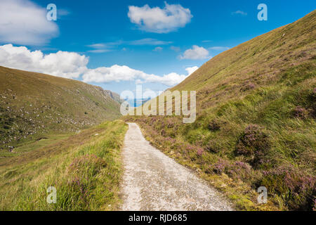 Wanderweg auf einer Spur durch Glenveagh National Park, County Donegal, Irland, an einem schönen Tag im August Stockfoto