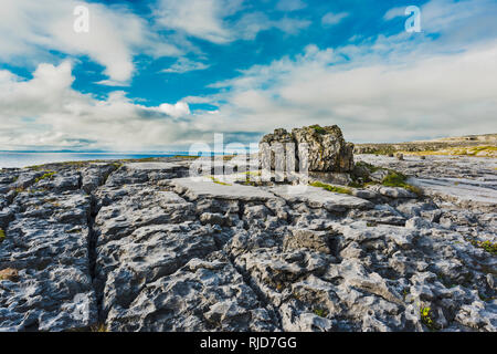 Stark verwitterte Kalkstein Pflaster mit großen findling an Poulsallagh in der Nähe der Atlantikküste des Burren, County Clare, Irland Stockfoto