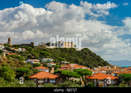 Mittelalterliche alte italienische Stadt auf der Spitze des Hügels, Toskana, Italien Stockfoto