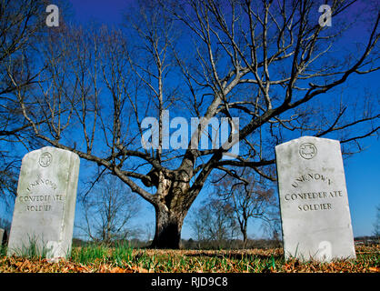 Zwei unbekannte Verbündete Soldaten sind unter mehreren begraben auf dem Hügel hinter dem Bürgerkrieg Interpretive Centre in Korinth, Mississippi. Stockfoto