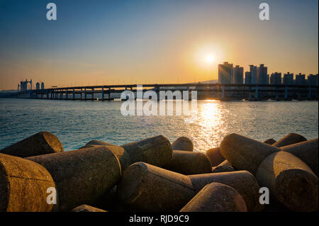 Gwangan Brücke auf den Sonnenuntergang. Busan, Südkorea Stockfoto