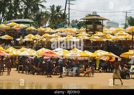 SALVADOR DE BAHIA, BRASILIEN - Feb.26,2009: Margherita Beach ist ein Bar Beach und Diskothek in der flamengo Bech in der Nähe der Stadt Salvador de Bahia gelegen Stockfoto