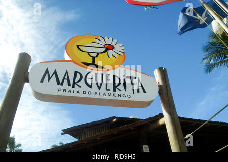 SALVADOR DE BAHIA, BRASILIEN - Feb.26,2009: Margherita Beach ist ein Bar Beach und Diskothek in der flamengo Bech in der Nähe der Stadt Salvador de Bahia gelegen Stockfoto