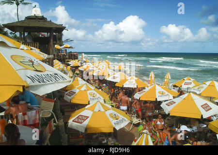 SALVADOR DE BAHIA, BRASILIEN - Feb.26,2009: Margherita Beach ist ein Bar Beach und Diskothek in der flamengo Bech in der Nähe der Stadt Salvador de Bahia gelegen Stockfoto