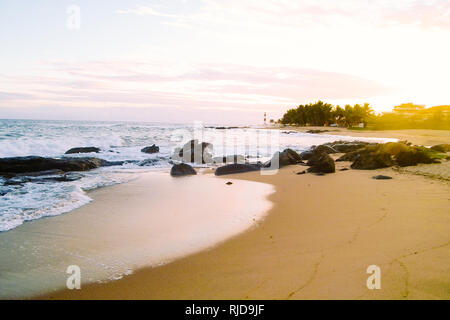 Itapua Leuchtturm in Salvador de Bahia bei Sonnenuntergang, Brasilien. Stockfoto