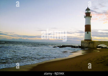 Itapua Leuchtturm in Salvador de Bahia bei Sonnenuntergang, Brasilien. Stockfoto