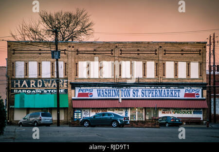 Die Sonne geht hinter Washington St. Supermarkt, Feb.14, 2015 in Selma, Alabama. Stockfoto