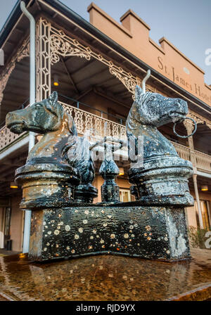 Vier Pferde schmücken der Brunnen vor der St. James Hotel, Feb.14, 2015 in Selma, Alabama. Stockfoto