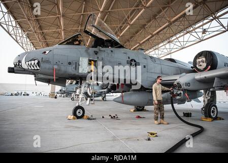 Die 303Rd Expeditionary Jagdgeschwader landete an der Al Udeid Air Base, Katar, auf dem Weg nach Kandahar Airfield Jan. 18, 2018. Us Air Forces Central Command neu ausgerichtet Airpower zu USFOR-A Combined-Joint Bereich von Operationen (CJOA) verstärkte Maßnahmen zur Unterstützung der entschlossenen Unterstützung der Mission und den Betrieb, die die Freiheit des Sentinel zu unterstützen. Stockfoto