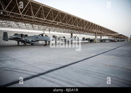 Die 303Rd Expeditionary Jagdgeschwader landete an der Al Udeid Air Base, Katar, auf dem Weg nach Kandahar Airfield Jan. 18, 2018. Us Air Forces Central Command neu ausgerichtet Airpower zu USFOR-A Combined-Joint Bereich von Operationen (CJOA) verstärkte Maßnahmen zur Unterstützung der entschlossenen Unterstützung der Mission und den Betrieb, die die Freiheit des Sentinel zu unterstützen. Stockfoto