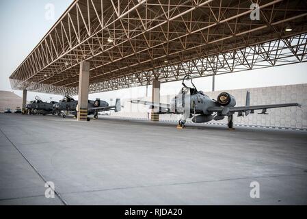 Die 303Rd Expeditionary Jagdgeschwader landete an der Al Udeid Air Base, Katar, auf dem Weg nach Kandahar Airfield Jan. 18, 2018. Us Air Forces Central Command neu ausgerichtet Airpower zu USFOR-A Combined-Joint Bereich von Operationen (CJOA) verstärkte Maßnahmen zur Unterstützung der entschlossenen Unterstützung der Mission und den Betrieb, die die Freiheit des Sentinel zu unterstützen. Stockfoto