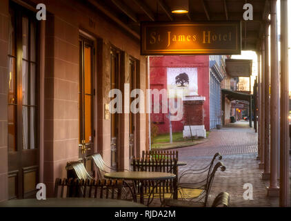 Die Sonne geht auf der ​Patio im St. James Hotel, Feb.14, 2015 in Selma, Alabama. Das Hotel wurde im 1837 gebaut. Stockfoto