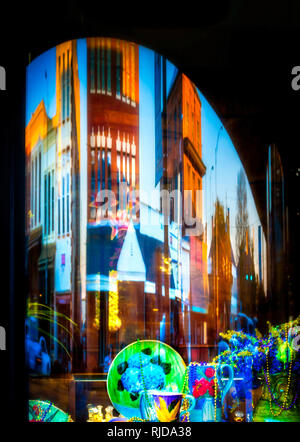 Gebäude auf der Broad Street sind, werden im Fenster der Butler Truax Juweliere, Feb.14, 2015 in Selma, Alabama wider. Stockfoto