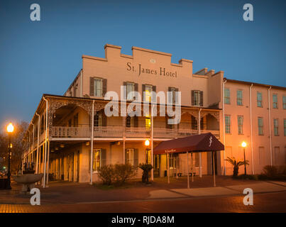 Das St. James Hotel wird dargestellt, in der Dämmerung, Feb.14, 2015 in Selma, Alabama. Das Hotel wurde im 1837 gebaut. Stockfoto