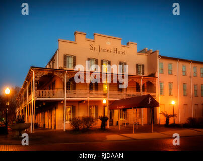 Das St. James Hotel wird dargestellt, in der Dämmerung, Feb.14, 2015 in Selma, Alabama. Das Hotel wurde im 1837 gebaut. Stockfoto