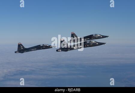 Piloten, die 71St Fighter Training Squadron und der 192Nd Fighter Wing fliegen T-38 Talons über den Atlantik, Jan. 24, 2018 zugeordnet. Die zwei-sitzigen Jet hat eine Höchstgeschwindigkeit von 858 Kilometer pro Stunde. Als erste supersonic Trainer der Welt, der T-38 erste flog im Jahre 1959 und bis zum heutigen Tag verwendet werden. Stockfoto