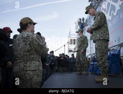 MAYPORT, Fla. (Jan. 24, 2018) Leiter der Marineoperationen Adm. John M. Richardson hört auf die Frage eines Sailor während alles - Hände Anruf an Bord der Amphibisches Schiff USS Iwo Jima (LHD7). Während des Anrufs, Richardson und der Master Chief Petty Officer der Marine Steven S. Giordano diskutiert Iwo Jima's upcoming Bereitstellung und beantwortete Fragen zu Themen wie Förderung, Uniformen, Bereitschaft an Bord der gesamten Flotte, und der Matrose 2025. Stockfoto