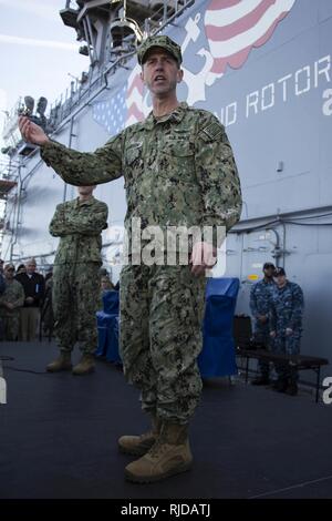 MAYPORT, Fla. (Jan. 24, 2018) Leiter der Marineoperationen Adm. John M. Richardson spricht mit Matrosen und Marines zu Befehlen zugeordnet auf der Naval Station Mayport während alles - Hände Anruf an Bord der Amphibisches Schiff USS Iwo Jima (LHD7). Während des Anrufs, Richardson und der Master Chief Petty Officer der Marine Steven S. Giordano diskutiert Iwo Jima's upcoming Bereitstellung und beantwortete Fragen zu Themen wie Förderung, Uniformen, Bereitschaft an Bord der gesamten Flotte, und der Matrose 2025. Stockfoto