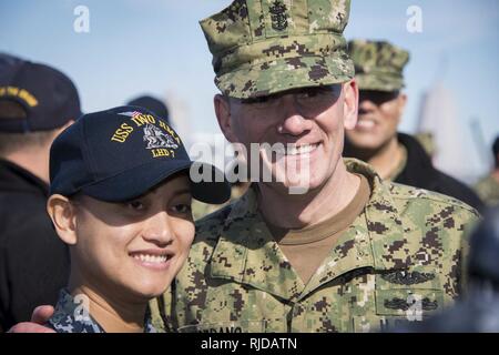 MAYPORT, Fla. (Jan. 24, 2018) Master Chief Petty Officer der Marine Steven S. Giordano nimmt ein Bild mit einem Sailor nach einem alle Hände Anruf an Bord der Amphibisches Schiff USS Iwo Jima (LHD7). Während des Anrufs, Giordano und Leiter der Marineoperationen Adm. John M. Richardson diskutiert Iwo Jima's upcoming Bereitstellung und beantwortete Fragen zu Themen wie Förderung, Uniformen, Bereitschaft an Bord der gesamten Flotte, und der Matrose 2025. Stockfoto