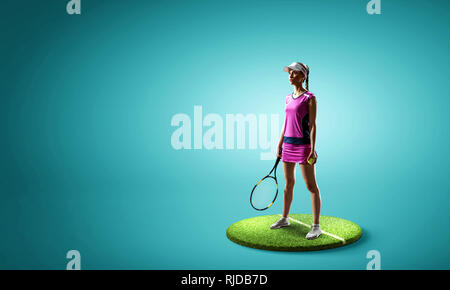Frau tennis player auf Sockel vor blauem Hintergrund. Mixed Media Stockfoto