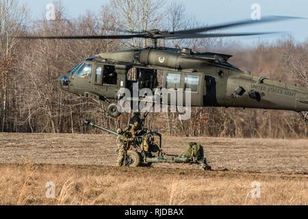 Artilleristen aus B Batterie, 3.BATAILLON, 320 Field Artillery Regiment, 101St Airborne Division (Air Assault) Artillery Brigade, rig ein M119A3 Howitzer zu einem UH-60 Black Hawk Hubschrauber vor der Durchführung Air Assault Operationen, 24. Januar am Fort Campbell, Kentucky. Die haubitzen Laden ermöglicht die Artilleristen entfernte Standorte schneller zu besetzen, um effektiv auf dem feindlichen Feuer. Stockfoto