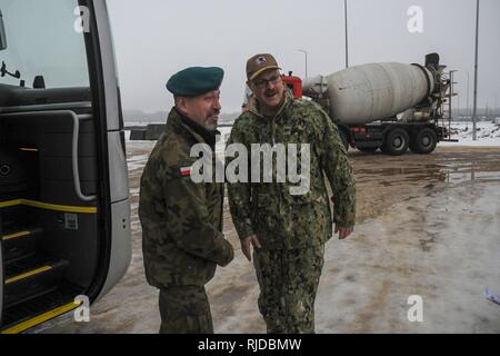 NAVAL SUPPORT STANDORT REDZIKOWO, Polen (Jan. 24, 2018). Kapitän Scott McClelland, kommandierender Offizier der Naval Support Facility (NSF) Redzikowo, gibt eine Basis Tour auf den Rat der älteren Offiziere der Polnischen Berufssoldaten. NSF Redzikowo ist die Marine neueste Installation und die erste US-Installation in Polen. Ihre Operationen, die Reaktionsfähigkeit der US-amerikanischen und alliierten Truppen zur Unterstützung der Marine der Region Europa, Afrika, Asien (NAVEURAFSWA) mission Dienstleistungen zur Flotte, Kämpfer und Familie zur Verfügung zu stellen. Stockfoto