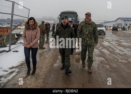 NAVAL SUPPORT STANDORT REDZIKOWO, Polen (Jan. 24, 2018) Kapitän Scott McClelland, kommandierender Offizier der Naval Support Facility (NSF) Redzikowo, gibt eine Basis Tour auf den Rat der älteren Offiziere der Polnischen Berufssoldaten. NSF Redzikowo ist die Marine neueste Installation und die erste US-Installation in Polen. Ihre Operationen, die Reaktionsfähigkeit der US-amerikanischen und alliierten Truppen zur Unterstützung der Marine der Region Europa, Afrika, Asien (NAVEURAFSWA) mission Dienstleistungen zur Flotte, Kämpfer und Familie zur Verfügung zu stellen. Stockfoto