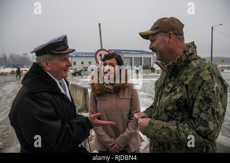 NAVAL SUPPORT STANDORT REDZIKOWO, Polen (Jan. 24, 2018) Kapitän Scott McClelland, kommandierender Offizier der Naval Support Facility (NSF) Redzikowo, gibt eine Basis Tour auf den Rat der älteren Offiziere der Polnischen Berufssoldaten. NSF Redzikowo ist die Marine neueste Installation und die erste US-Installation in Polen. Ihre Operationen, die Reaktionsfähigkeit der US-amerikanischen und alliierten Truppen zur Unterstützung der Marine der Region Europa, Afrika, Asien (NAVEURAFSWA) mission Dienstleistungen zur Flotte, Kämpfer und Familie zur Verfügung zu stellen. Stockfoto