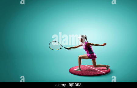 Frau tennis player auf Sockel vor blauem Hintergrund. Mixed Media Stockfoto