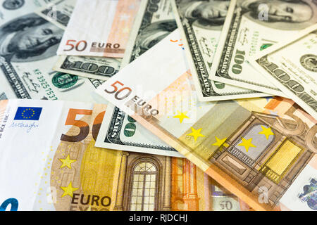 Ein Haufen von hundert Dollar und fünfzig Euro EUR Hintergrund schliessen. Geld und finanzielle Konzept. Stockfoto