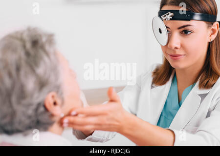 Otolaryngologist Prüfung Drüsen des Patienten bei medizinischen Büro Stockfoto