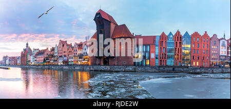 Danzig Panorama bei Sonnenuntergang, Blick auf zuraw Hafenkran von der Mottlau Stockfoto