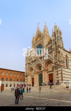 Siena, Italien - Oktober 25, 2018: Wahrzeichen der Toskana Siena Dom, Duomo di Siena und Touristen Stockfoto