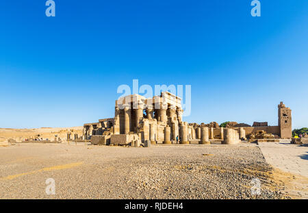 Panoramablick über die Tempel von Kom Ombo und den Tempel des Sobek, eine ungewöhnliche Doppel Tempel aus Ptolomeic Dynastie im oberen Ägypten Stockfoto
