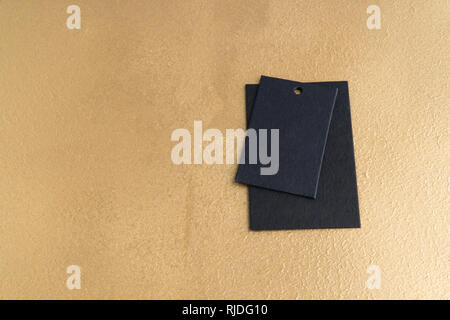 Zwei schwarz Preis tags auf dekorative strukturierten Hintergrund isoliert Stockfoto