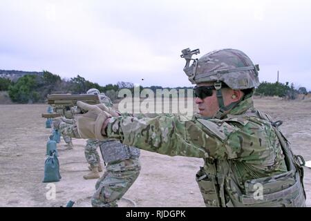 Offiziere und Unteroffiziere aus Regimental Hauptsitz und Sitz der Truppe und die Regimental Support Squadron, 3.Kavallerie Regiments, Feuer das M17 Modulare Pistole System zum ersten Mal während einer Waffen Qualifikation Bereich Jan. 19, 2018 in Fort Hood, Texas. Die 3 Kavallerie Regiments erhielt die neue Waffen system Anfang Januar, so dass es die erste Einheit auf Fort Hood upgrade Pistole der Armee zu erhalten. Stockfoto