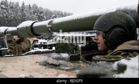 Ein US-Soldat auf die 1 Bataillon zugeordnet, 7 Field Artillery Regiment, 1 Infanterie Division in Fort Riley, Kansas, beginnt die M109 haubitze vor der Ausbildung bei Hohenfels, Deutschland Jan. 22, 2018. Rund 4.100 Soldaten aus 10 Nationen beteiligten in Alliierten Geist VIII, einer multinationalen Übung entwickelt, um die Bereitschaft und die Fähigkeiten der Teilnehmer zu testen. Stockfoto