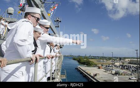 POLARIS, Guam (23.01.2018) Segler zum u-boot Tender USS Frank Kabel zugewiesen (40), für Freunde und Familie während ihrer Heimkehr zu Apra Harbor, Guam, 31.01.23. Frank Kabel ging Guam März 7, 2017, Unterstützung der maritimen expeditionary Operations in der dritten Flotte Fläche von Operationen und machte einen trockendock Wartung Verfügbarkeit am Vigor Industrial Werft in Portland, Erz Frank Kabel eingeführt, nach Guam, Reparaturen, rearm und reprovisions eingesetzt waren, U.S. Naval Forces im Indo-pazifischen Region. Stockfoto