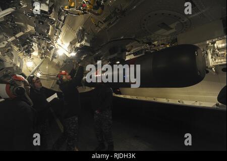 OAK HARBOR, Waschen (17. Januar 2018) Segler auf die 'Skinny Drachen' von Patrol Squadron (VP) 4 laden Sie eine Markierung 54 Torpedo auf einem P-8A Poseidon Flugzeuge onboard Naval Air Station Whidbey Island Ault Feld während zugeordnet. VP-4 führt derzeit seine Flotte Readiness Training Plan zur Vorbereitung auf ihren bevorstehenden Einsatz. Stockfoto