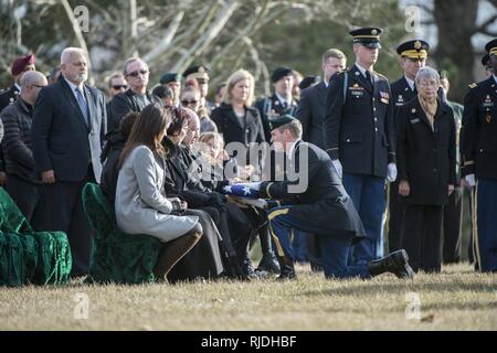 (Von links) unter Sekretär der Armee Ryan McCarthy; stellvertretender Generalstabschef der Armee, General James McConville; Sgt. Maj. der Armee Daniel Dailey, Executive Director der Army National Soldatenfriedhöfe Karen Durham-Aguilera; und Arlington National Friedhof ältere Soldaten Advisor Master Sgt. Todd Parsons; render Ehren während der vollen Ehren Grabstätte Service für die US-Armee Sgt. 1. Klasse Mihail Golin, in Abschnitt 60 von Arlington National Cemetery, Arlington, Virginia, Jan. 22, 2018. Golin, ein 18 B Special Forces Waffen Sergeant 10 Special Forces Group (Airborne) 1. Jan. starb zugeordnet, Stockfoto