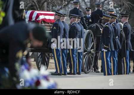 Die US-Armee Ehrengarde, die 3d-US-Infanterie Regiment (Die Alte Garde) Caisson Platoon, und die U.S. Army Band, "Pershing", die Beerdigung von U.S. Army Sgt. 1. Klasse Mihail Golin in Abschnitt 60 von Arlington National Cemetery, Arlington, Virginia, Jan. 22, 2018. Golin, ein 18 B Special Forces Waffen Sergeant 10 Special Forces Group (Airborne) gestorben 1. Jan., 2018, als Folge der Wunden erlitten während der Kampfhandlungen in der Provinz Nangarhar, Afghanistan engagiert zugeordnet. Golin im Einsatz in Afghanistan im September 2017 mit dem zweiten Bataillon, 10 Special Forces Group, in suppo Stockfoto