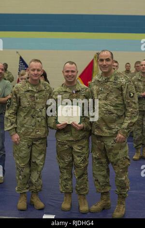 Staff Sgt. Nicholas Davis, C Akku, 1.BATAILLON, 320 Field Artillery Regiment, 101St Airborne Division (Air Assault) Artillerie abgebildet ist mit Generalmajor Andrew Poppas, 101 Abn. Div. (AASLT) kommandierende General (rechts) und den Befehl Sgt. Maj. Todd Sims, 101 Abn. Div. (Air Assault) ältere Soldaten Führer, nach Erhalt des Soldaten Medaille bei einem Fort Campbell Zeremonie, 31.01.22. Davis, ein Ellijay, Georgien, native, erhielt die Auszeichnung für seinen Heldenmut und für seine Taten zwei Personen aus einem brennenden Fahrzeug, 9. Juni 2017 zu speichern. Stockfoto