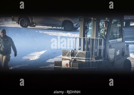 Senior Airman Gregory Butler spots Master Sgt. Adam Hobson während der Übertragung von Munition an der 179th Airlift Wing 18.01.2018. Die 179 AW Sicherheit Büro anwesend war für den Transport der Munition, um sicherzustellen, dass die Mitglieder mit der Politik und Richtlinien für die Gewährleistung der Sicherheit der Mitglieder während der Übertragung-konform sind. Stockfoto