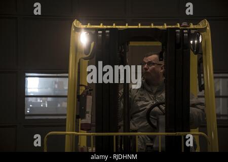 Tech. Sgt. Brian Taylor lädt eine Palette von Munition auf einen Traktor Anhänger an der 179th Airlift Wing zu der 200 RED HORSE Squadron, Camp Perry, Ohio, Jan. 18, 2018 zu transportieren. Die 179 AW Sicherheit Büro anwesend war für den Transport der Munition, um sicherzustellen, dass die Mitglieder mit der Politik und Richtlinien für die Gewährleistung der Sicherheit der Mitglieder während der Übertragung-konform sind. Stockfoto