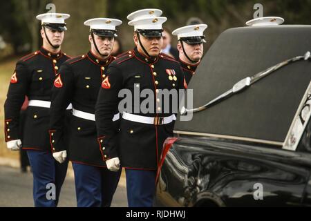 Marine Corps Körper Träger, Bravo Company, Marine Barracks Washington D.C., Vorbereiten zum Master Sgt. Catherine G. Murray, ret., ihre letzte Ruhestätte während einer Beerdigung auf dem Arlington National Cemetery, Arlington, Va., Jan. 23, 2018. Murray war der erste Soldat weiblichen Marine aus dem aktiven Dienst in den Ruhestand nach Damen und Herren, seit fast 20 Jahren. Sie trug in den Jahren 1943 und ersten serviert, die ihr Land als Motor transport Marine während des Zweiten Weltkrieges. Stockfoto