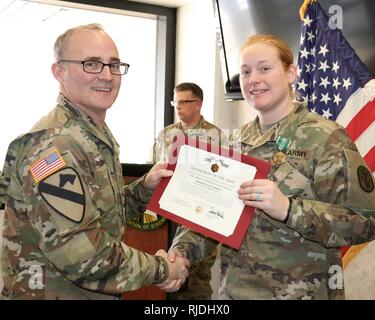 FORT CAMPBELL, Kentucky - Blanchfield Armee Community Hospital Kommandeur, Oberst Anthony L. McQueen, präsentiert Sgt. Olivia Barker die Army Commendation Medal bei einer Preisverleihung 14.01.19, für Ihre Auswahl als NCO des Krankenhauses des Jahres. Barker und anderen Kandidaten in neun Fällen einschließlich Treffsicherheit konkurrierten, eine körperliche Fitness Test, schriftliche Prüfung mit Aufsatz, Prüfungsausschuß aussehen, land Navigation und Kampf Bohrer. Die Gewinner werden im regionalen Gesundheit Command-Atlantic besten Krieger Wettbewerb noch in diesem Jahr zu konkurrieren. Us-Armee Stockfoto